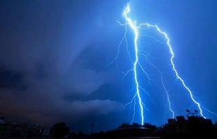 (ویدئو) ثبت تصویری باورنکردنی پس از وقوع صاعقه در آسمان دبی!