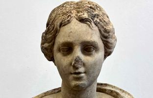 (تصاویر) کشف مجسمه مرموز 1800 ساله یک زن توسط کارگر ساختمانی