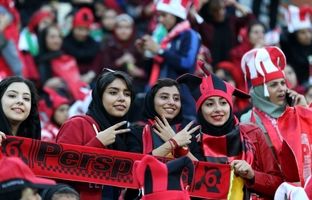 (ویدئو) حمله سپاهانی ها با سنگ به هواداران زن پرسپولیس!