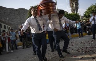 (ویدئو) رقص زیر تابوت؛ اینجا خبری از گریه و زاری برای مردگان نیست!