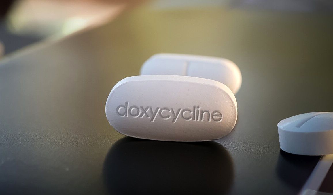 داکسی سیکلین: موارد مصرف، عوارض جانبی و تداخلات