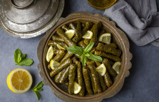 (ویدئو) 60ثانیه آرامش با آشپزی؛ طرز تهیه دلمه برگ مو به سبک ترکی