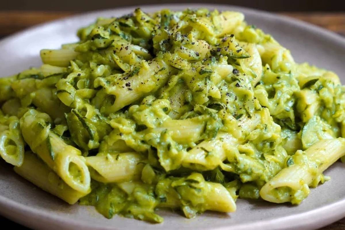 طرز تهیه پاستا با مرغ و سبزیجات به سادهترین شکل!