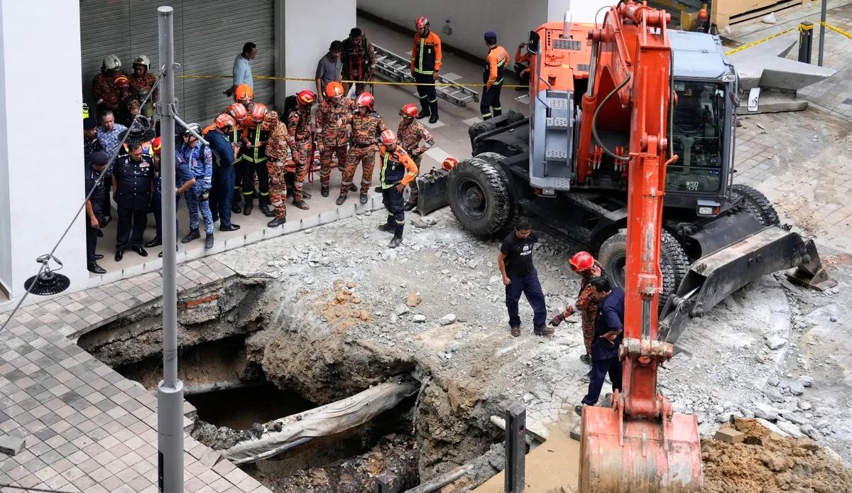 (ویدئو) لحظه وحشتناکی که زمین دهان باز کرد و یک زن را بلعید