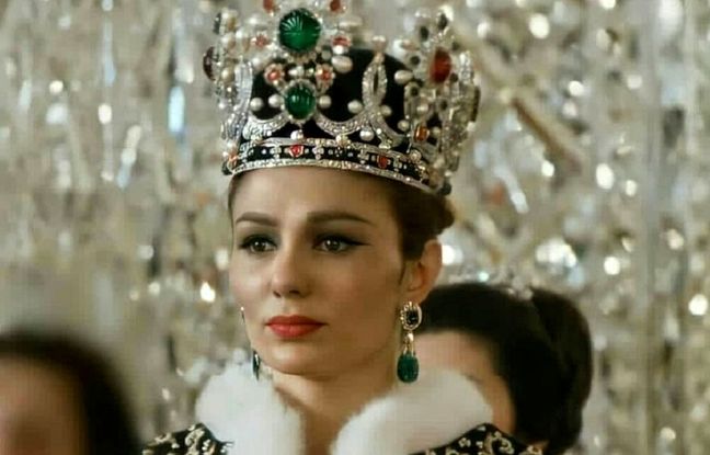 عکس قدیمی: فرح در میان مادران نمونه سال در آذرماه 1349 