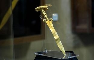 شمشیر طلای هخامنشی: شمشیر باستانی و کاملا طلای ایرانی که در همدان کشف شد