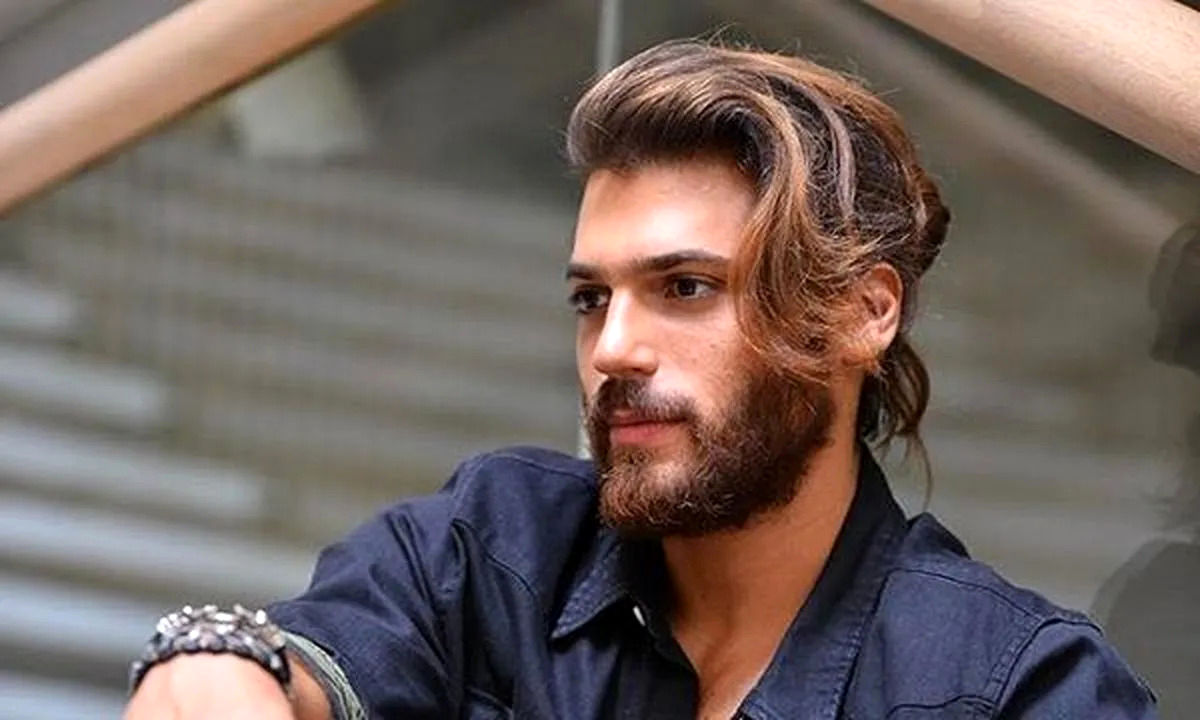 پاپاراتزی خارجی؛ عکس بازیگر جذاب سریال پرنده سحرخیز در یک کافه