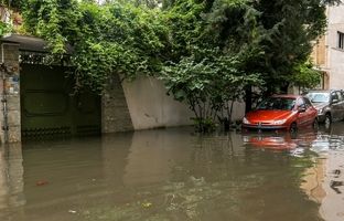 تصاویری از بارش سیل آسا در رشت و وضعیت معابر + ویدئو