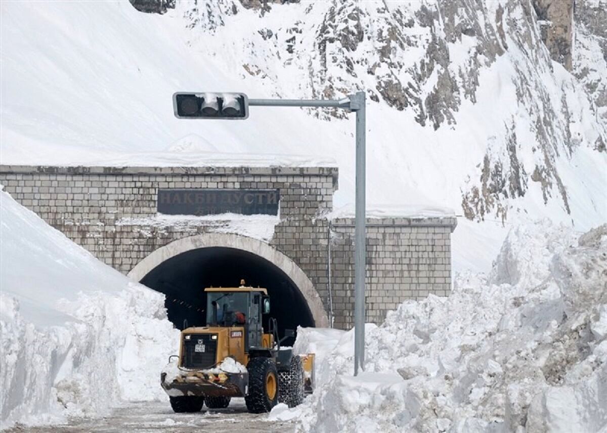 سقوط بهمن در جاده چالوس؛ آخرین وضعیت ۱۵ خودروی گرفتار
