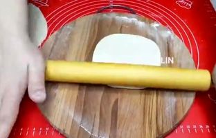 دستور پخت نان روسی با اسفناج؛ یک طعم اصیل و خوشمزه! + ویدئو