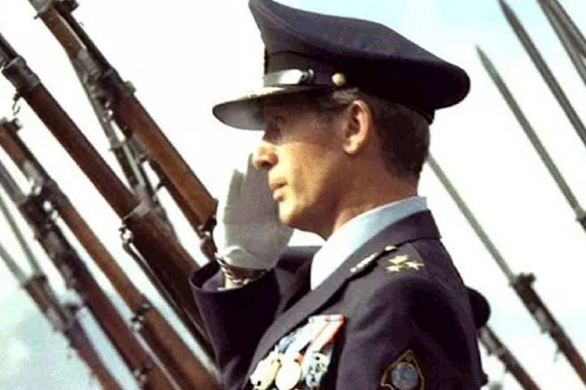 «نادر جهانبانی» بعد بازداشت توسط نیروهای انقلابی؛ سال 57