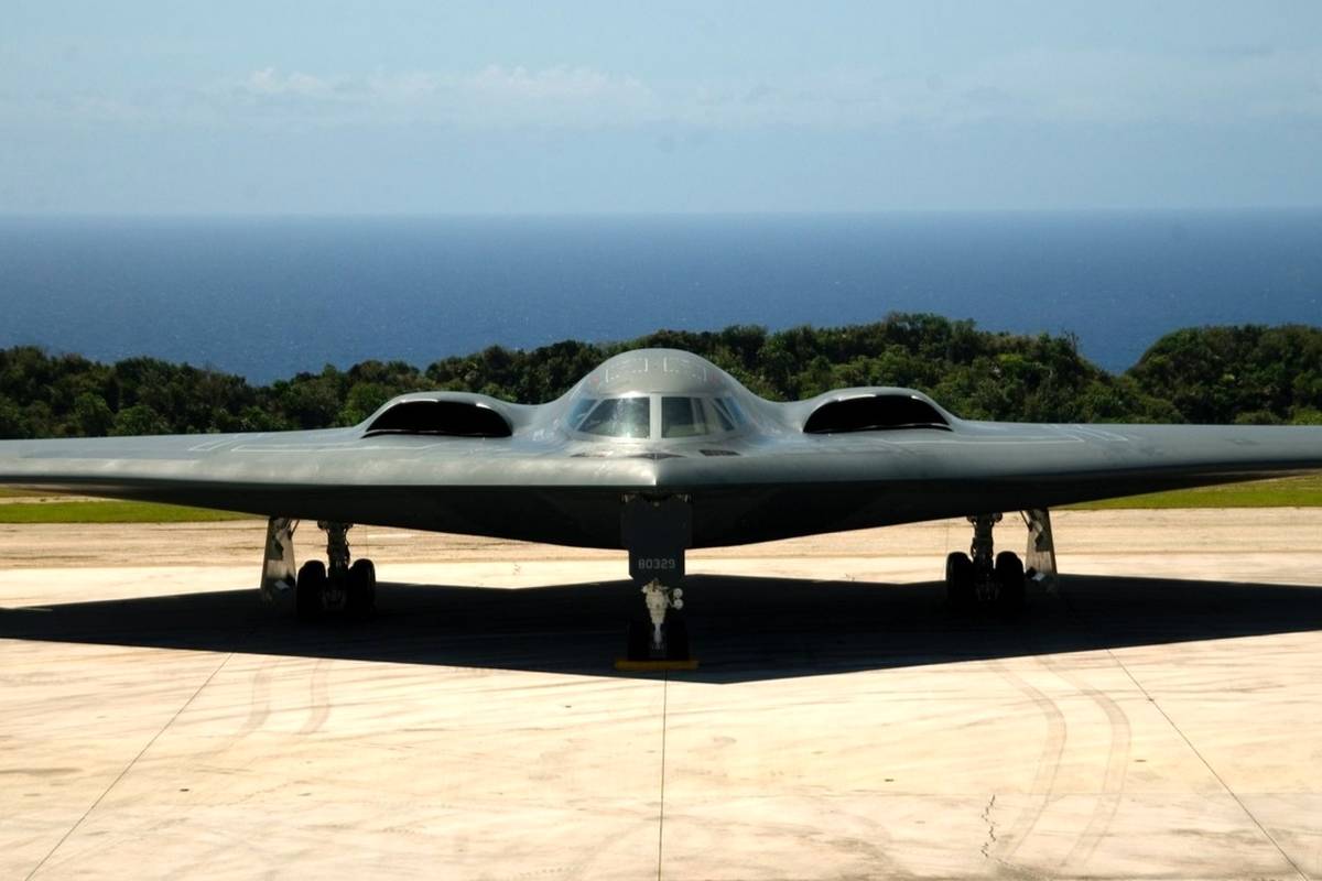 یک عکس قدیمی از خط تولید بمبافکن B-2 Spirit