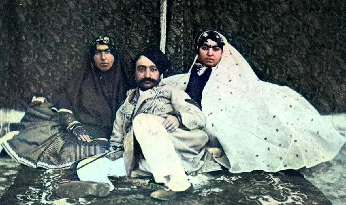 عکس قدیمی: سلفی ناصرالدین شاه و زنان حرم