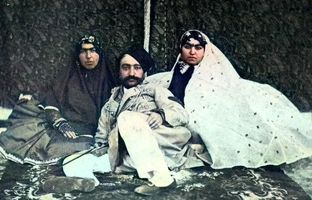 عکس قدیمی: سلفی ناصرالدین شاه و زنان حرم