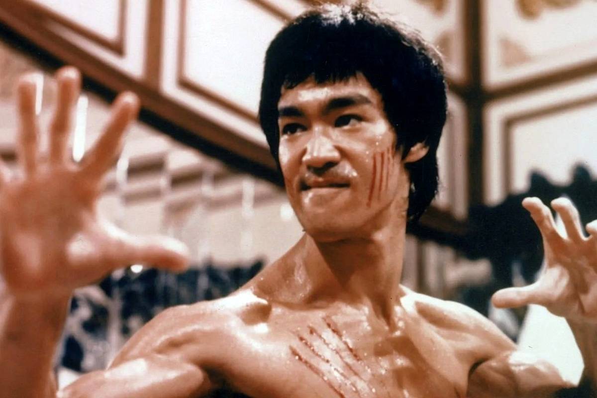 «بروسلی و جان ساکسون» در پشت صحنه فیلم اژدها وارد می شود؛ سال 1973 + عکس