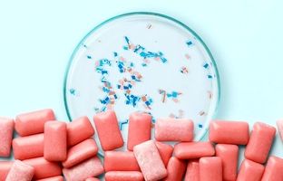 یک کشف عجیب درباره خطرات جویدن آدامس 