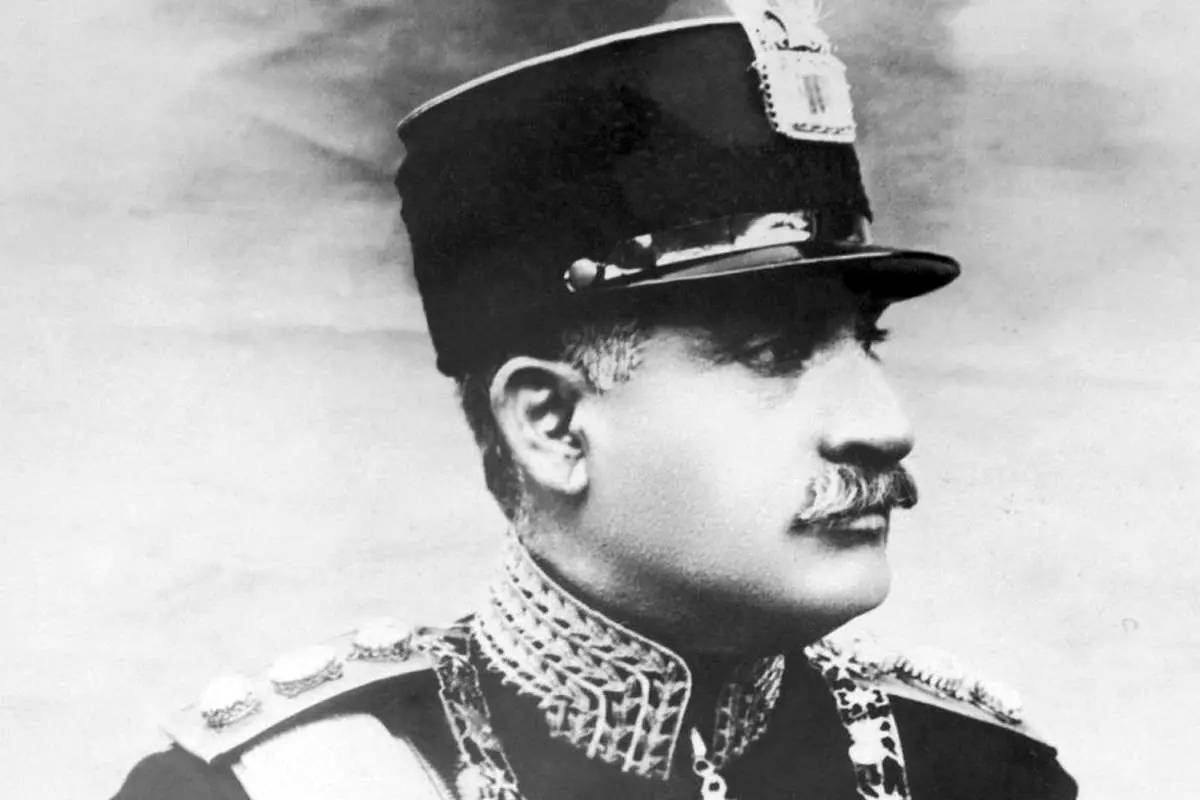 «رضاخان در کنار بقایای جمجمه کریم خان زند»؛ سال ۱۳۰۴ 