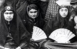 تصاویری از رقص ملیجک بین زن‌ها تا سِلفی شاه با کلاه فرنگی + عکس