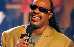 خواننده معروف علت نابینایی خود را فاش کرد + ویدئو