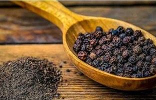 خواص فلفل سیاه؛ از تقویت حافظه تا کمک به درمان کبد چرب
