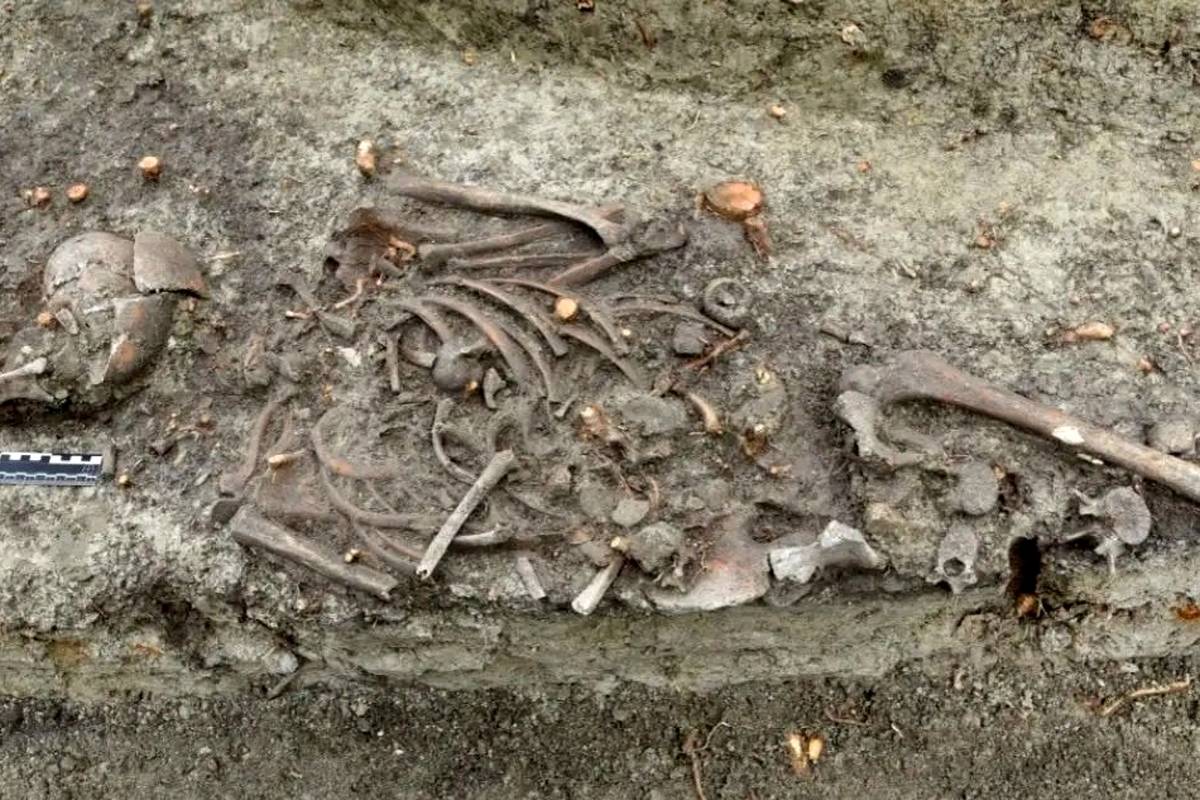 (تصاویر) کشف هولناک مقبرۀ «کودک خونآشام» در لهستان