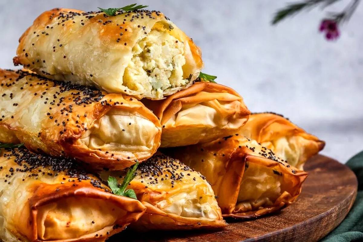 یک شام خوشمزه؛ طرز تهیه بورک مرغ و قارچ به روش ترکیهای