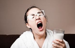 قبل از خواب، شیر گرم بخوریم یا سرد؟