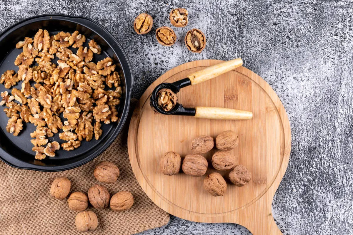  آموزش پوست کندن گردوی سفت و سنگی در 3 سوت