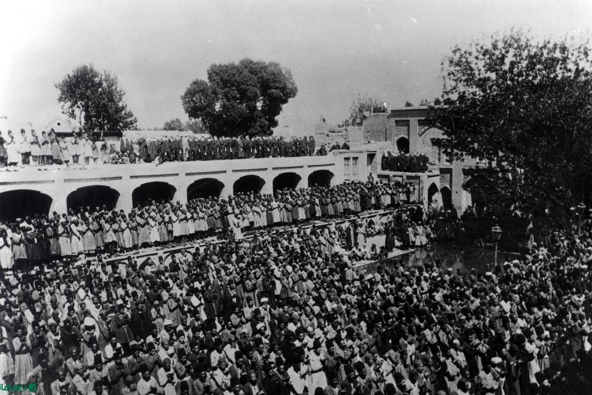 زنان و کودکان در نماز جمعه مسجد جامع تهران حدود 140 سال قبل + عکس