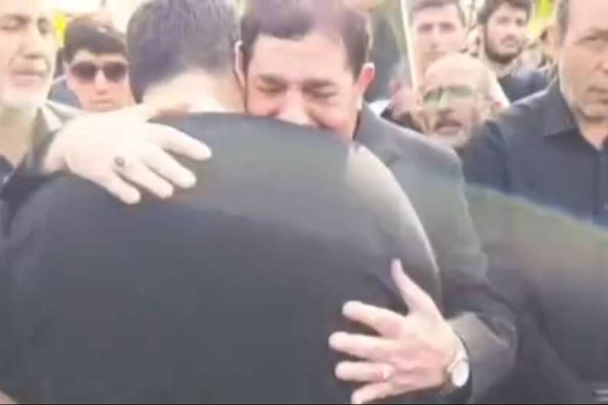 فرزند شهید حاجی‌زاده در آغوش مخبر دستیار رهبر معظم انقلاب در بهشت زهرا (س) + ویدئو