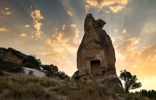 معمای رازآلود الهه مادر در صخره شیر/  رمزگشایی از یک کتیبه ۲۶۰۰ ساله