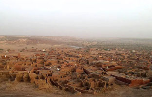 شهری که به زیر شن می‌رود