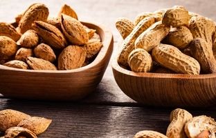 بادام یا بادام زمینی، کدامیک مغذی‌ترند