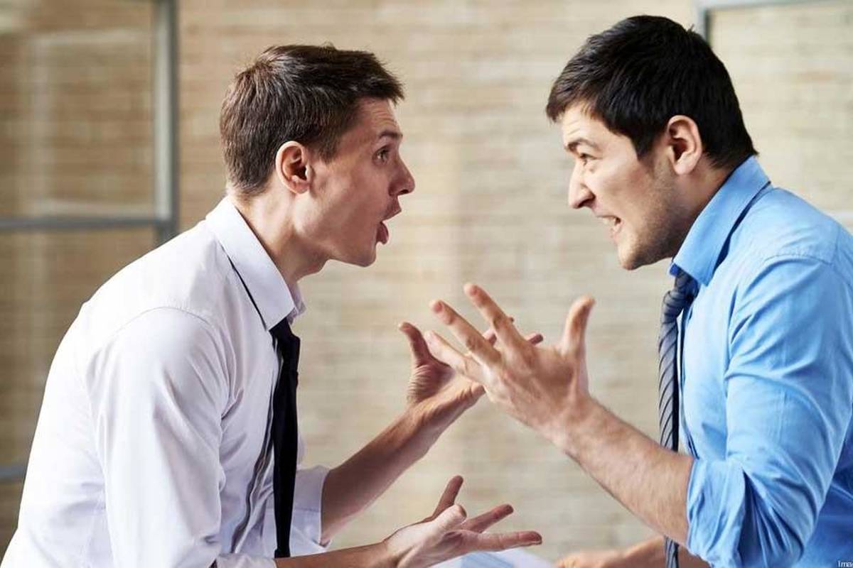 ۱۱ رفتار اشتباه که تظاهر میکنیم بخشی طبیعی از زندگی روزمرهاند