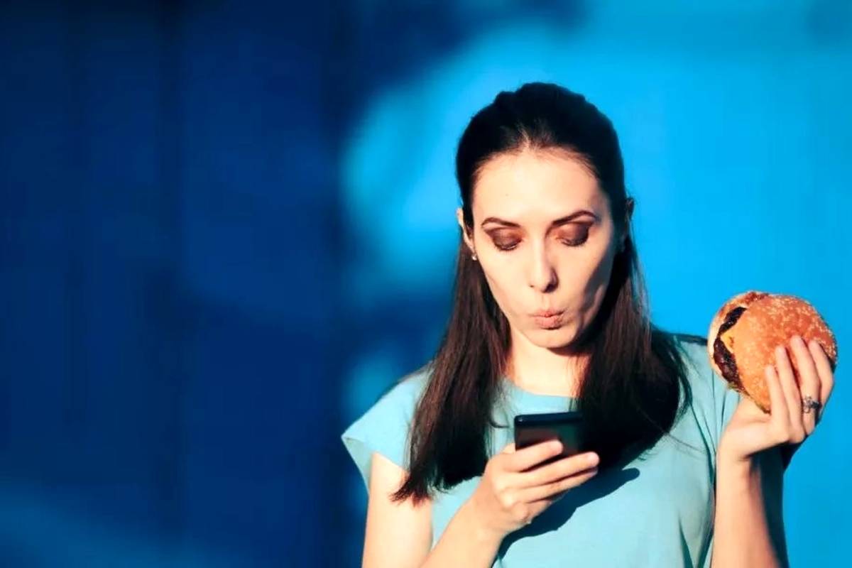 پژوهشگران: حواسپرتی هنگام غذاخوردن میتواند باعث افزایش وزن شود