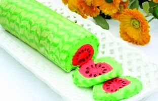 طرز تهیه رولت هندوانه مخصوص شب یلدا