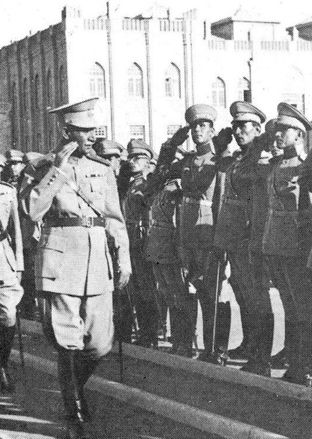 رضاخان در حال سان دیدن از دانشکده افسری؛ دهه 1310