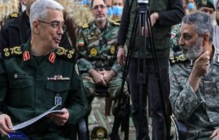 «سرلشکر باقری و سردار حاجی زاده» در کنار موشک خیبرشکن؛ سال 1403 