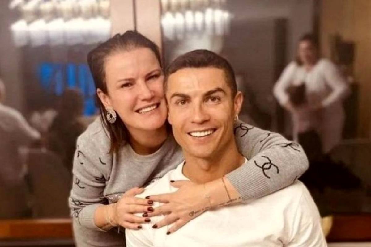 خواهر رونالدو با عبا در مسجد