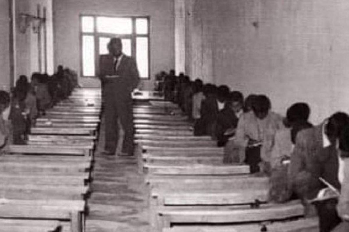 نمایی از یک جلسه امتحان و مراقبین در دهه سی + عکس
