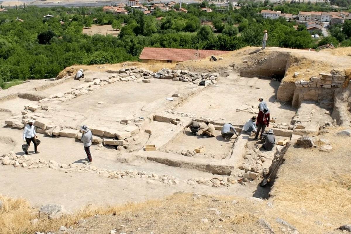 کشف دو مهر مرموز 7 هزارساله در ارسلانتپه؛ نخستین دولتشهر آناتولی