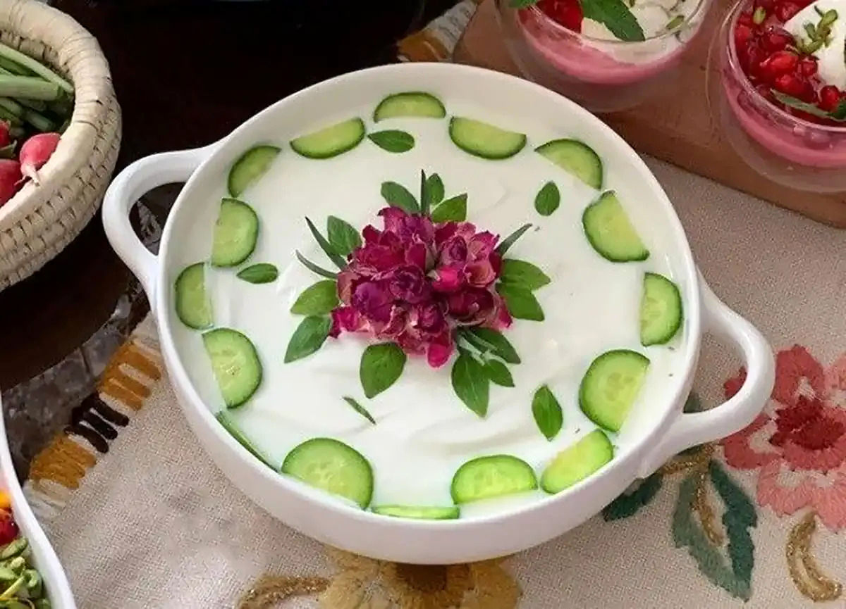 تزیین ماست و خیار مجلسی به سبک حرفه‌ای‌ ها + ویدئو