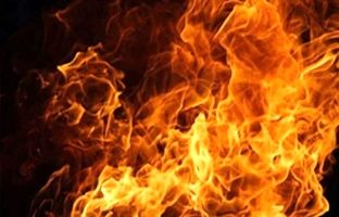 آتش‌سوزی در میدان نقش‌ جهان اصفهان | ۲ واحد مسگری و قلم‌کاری در آتش سوختند + تصاویر