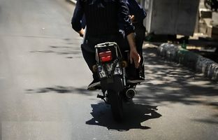 سرقت وحشیانه گردنبند یک پیرزن در پیروزی تهران + ویدئو