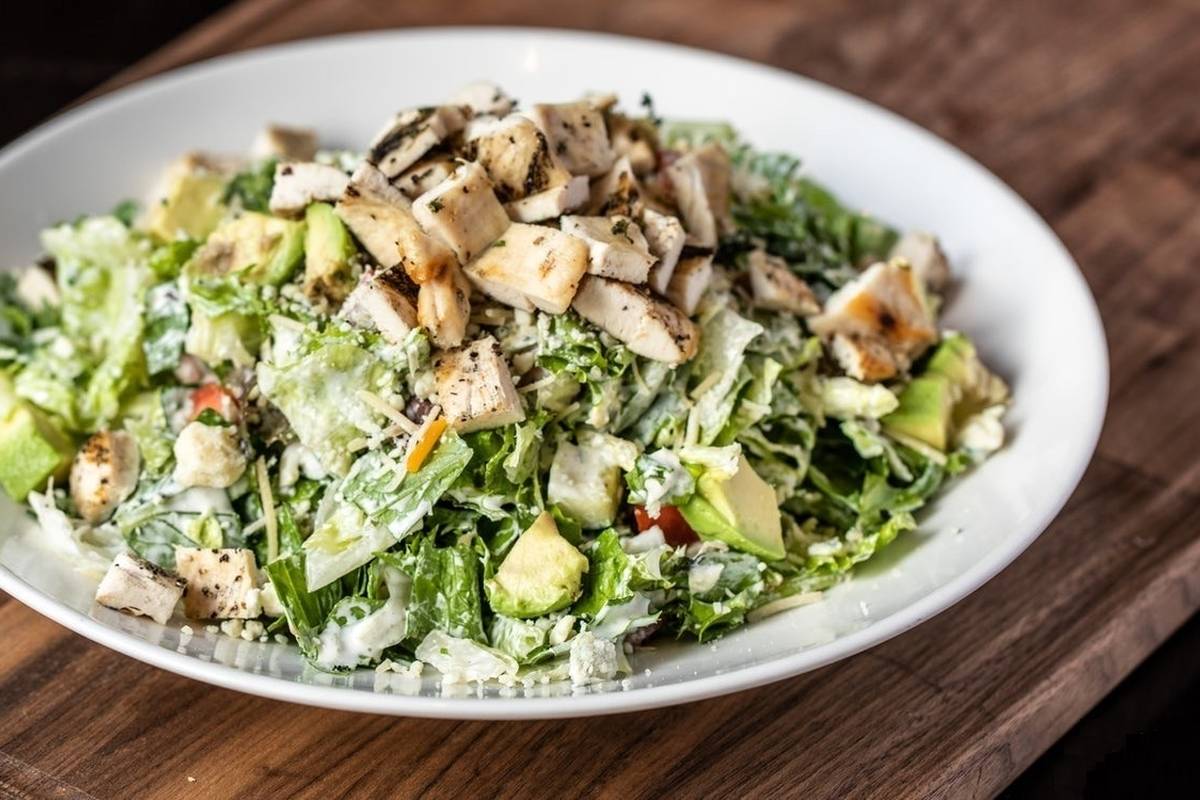 طرز تهیه سالاد مرغ و سبزیجات با سس ویژه