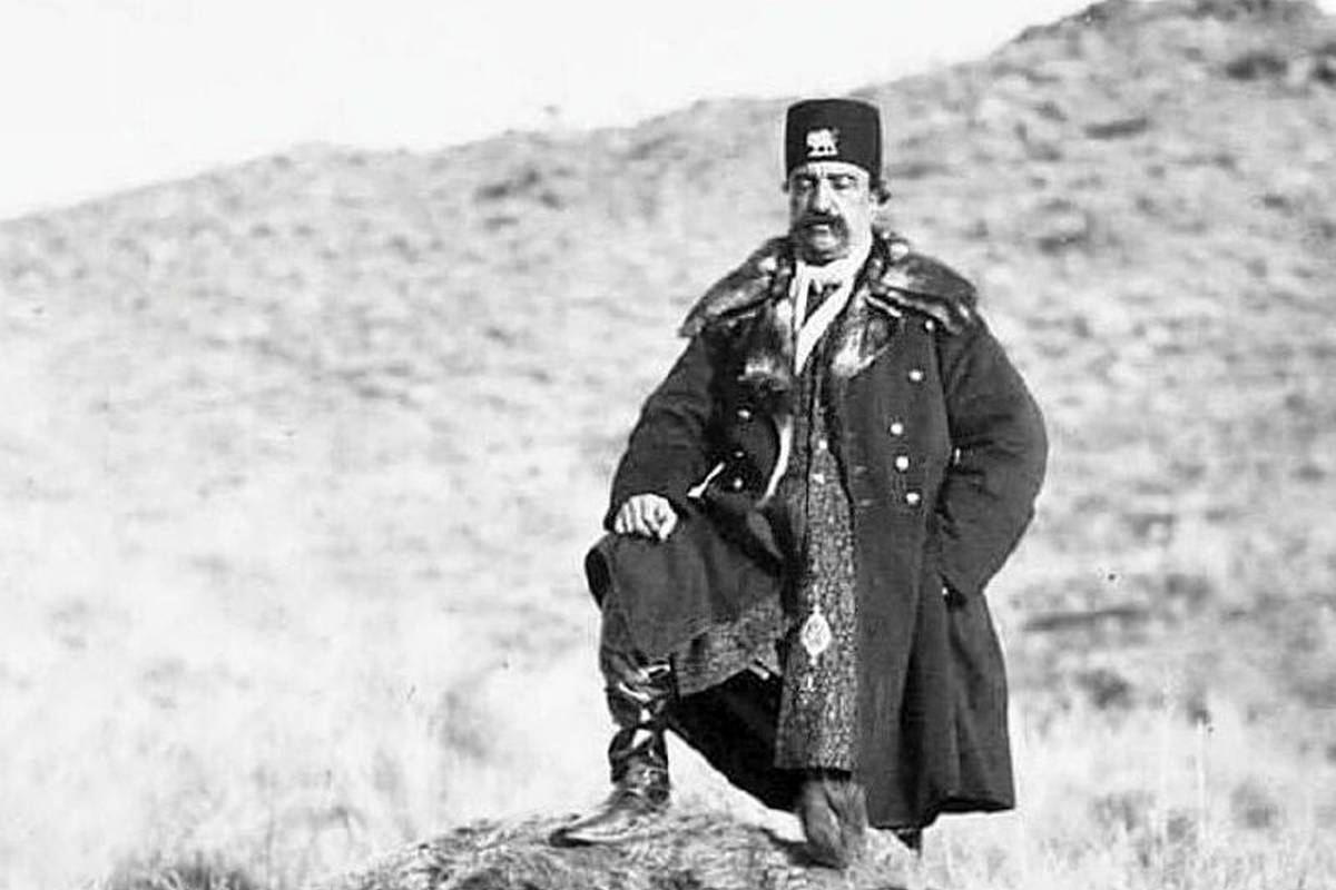  ایران قدیم؛ کوتاه کردن سبیل ناصرالدین شاه در کاخ گلستان + عکس
