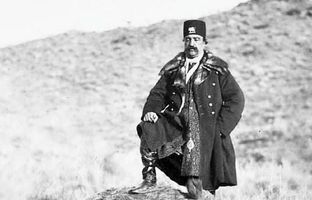  ایران قدیم؛ کوتاه کردن سبیل ناصرالدین شاه در کاخ گلستان + عکس