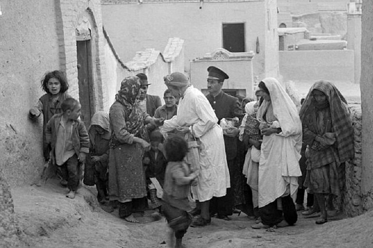 تهران، شهریور ۱۳۲۰؛ سایه‌ روشن ترس و چکمه‌های بیگانه + عکس
