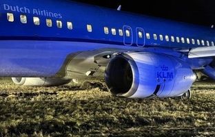خروج هواپیمای KLM(هواپیمایی سلطنتی هلند) از باند فرودگاه + ویدئو