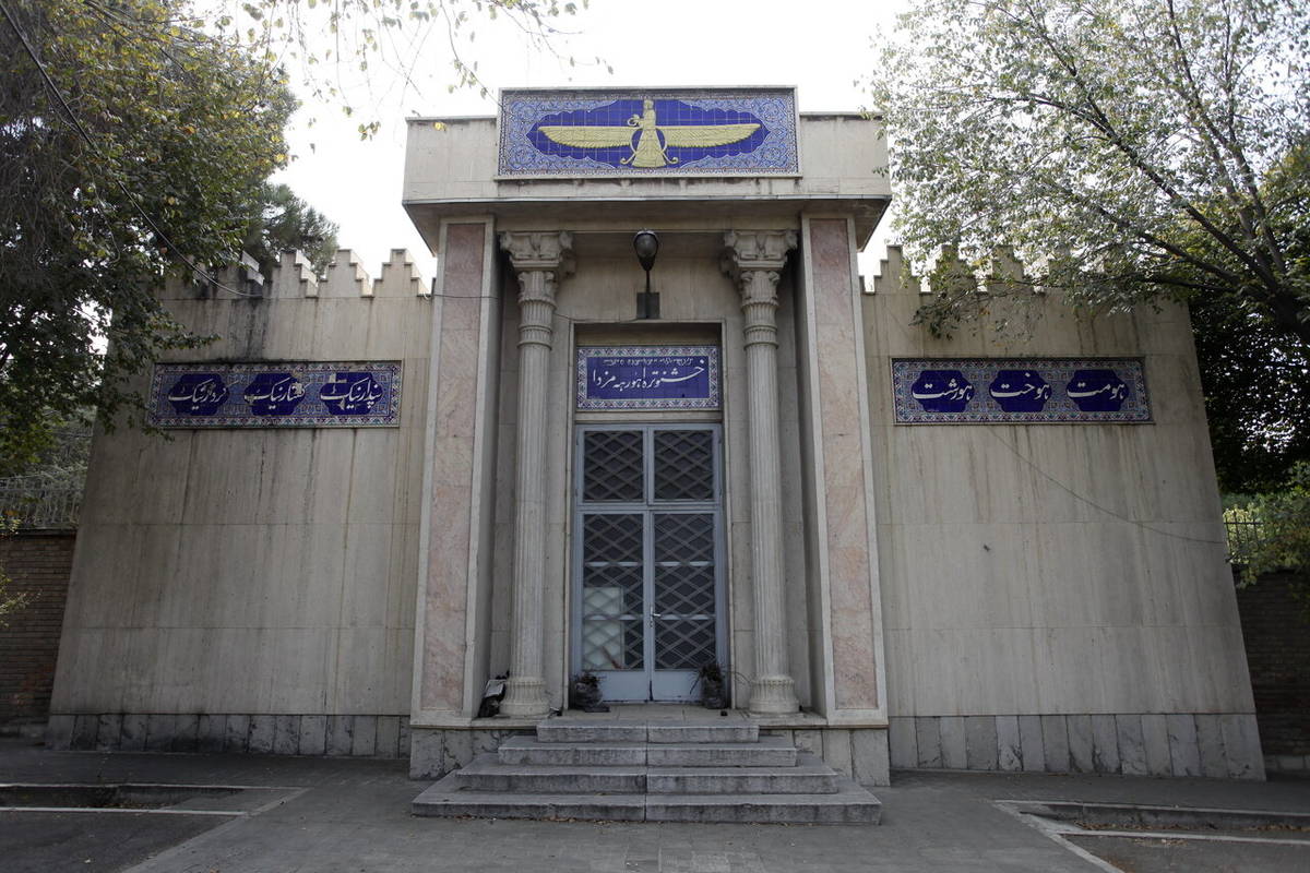 روح انسانی در کتبیههای ادیان | نمادهای خوششانسی بر سردر خانههای زرتشتی کدامند؟